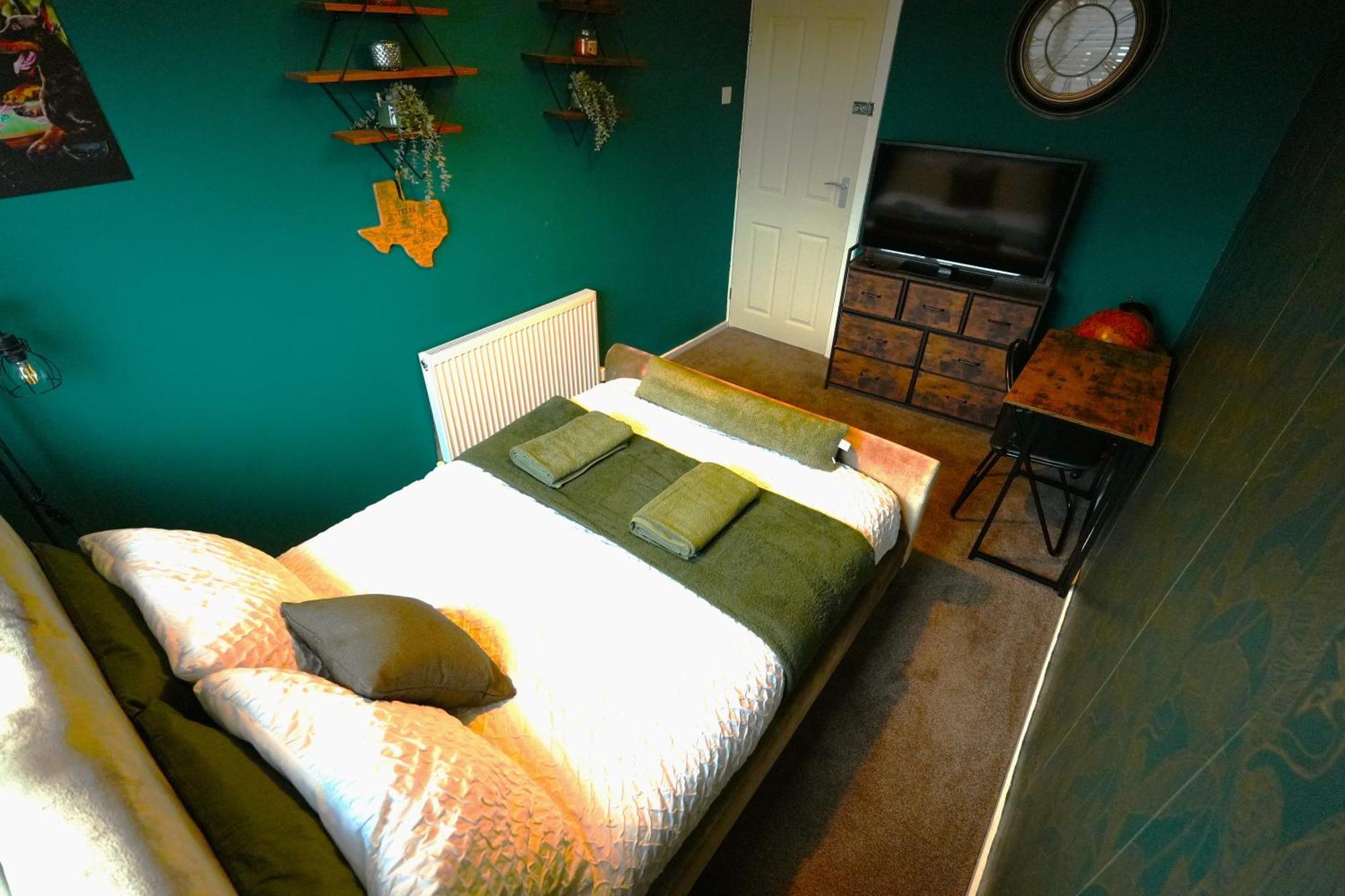 Detached Homestay - Super, King & Double Rooms - Leyland, Preston, Chorley, Lancashire ภายนอก รูปภาพ