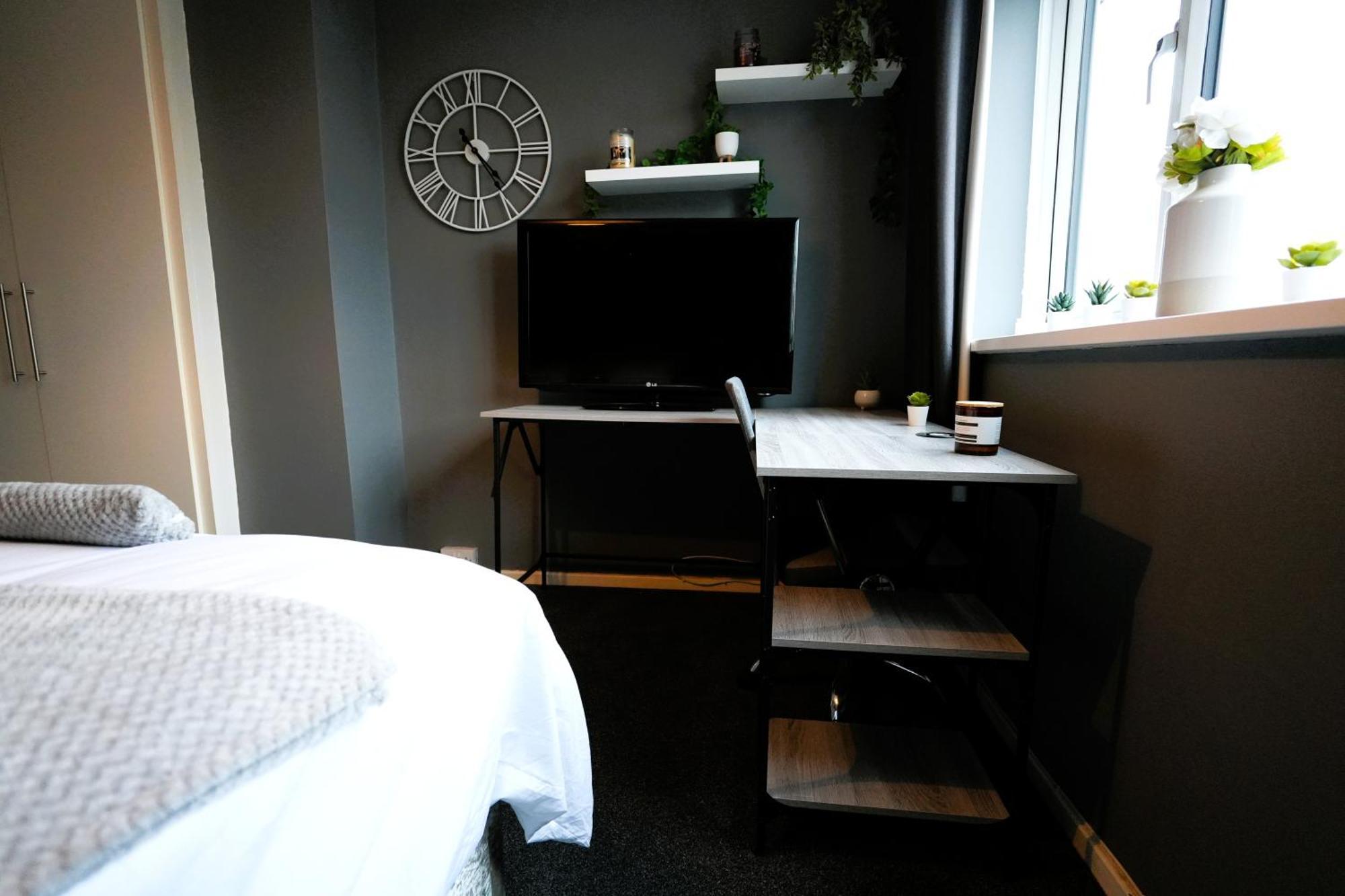 Detached Homestay - Super, King & Double Rooms - Leyland, Preston, Chorley, Lancashire ภายนอก รูปภาพ
