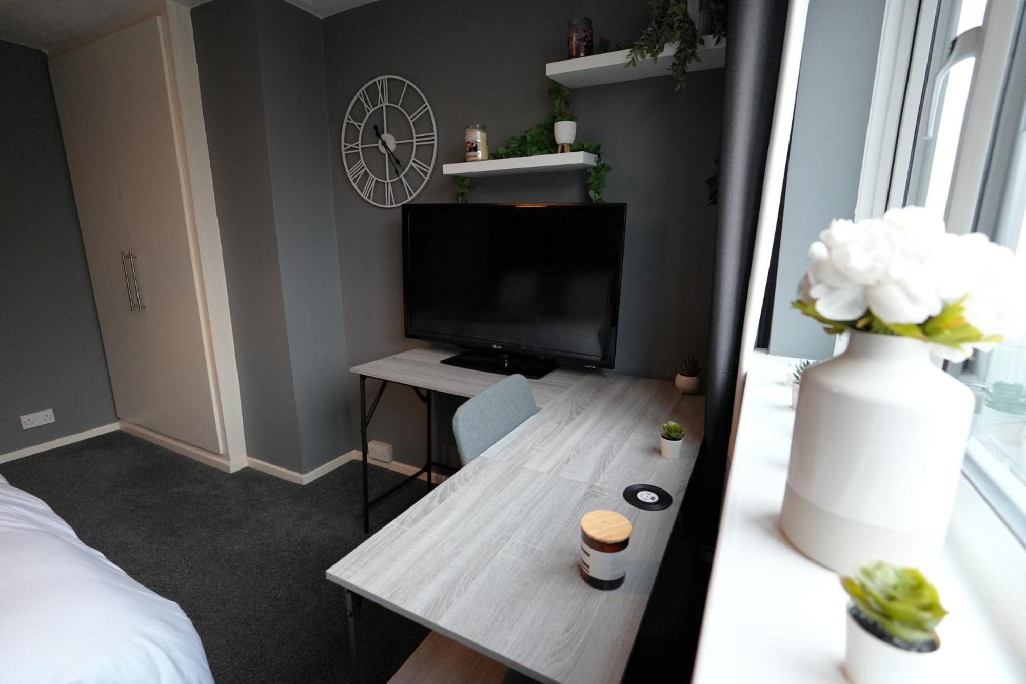 Detached Homestay - Super, King & Double Rooms - Leyland, Preston, Chorley, Lancashire ภายนอก รูปภาพ