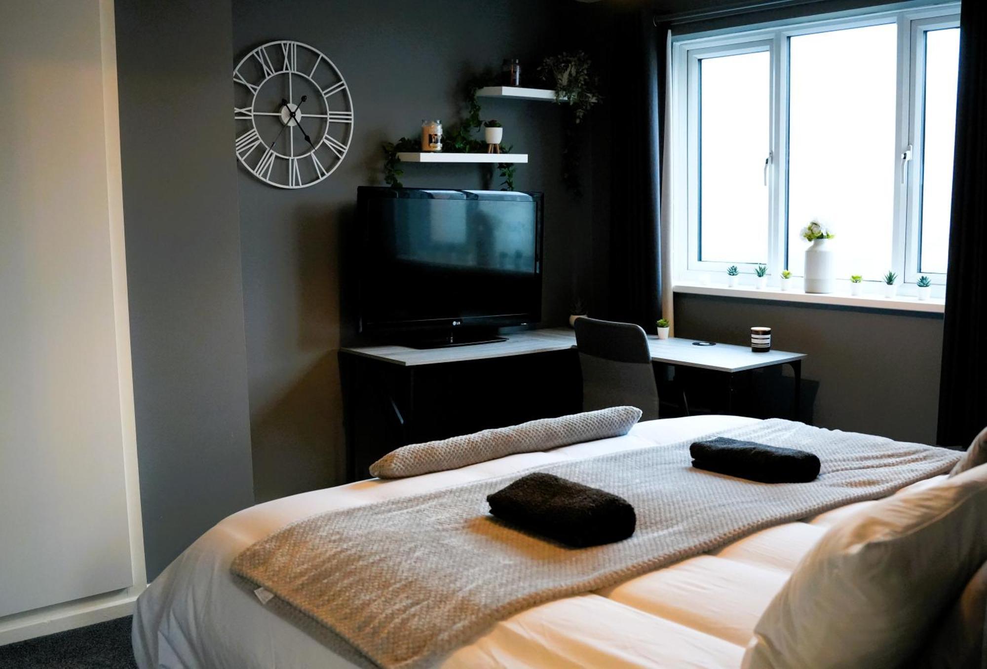 Detached Homestay - Super, King & Double Rooms - Leyland, Preston, Chorley, Lancashire ภายนอก รูปภาพ